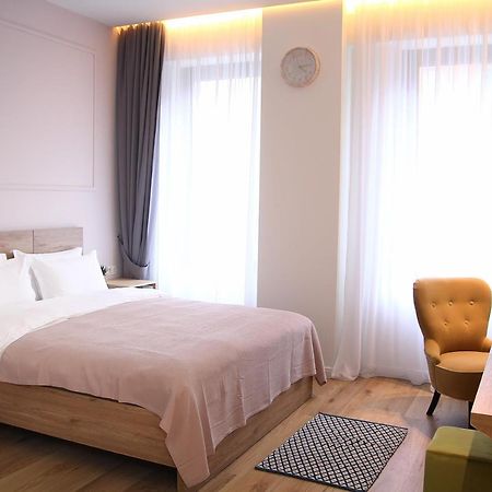 Parilament On Rustaveli 4 Rooms Tbilisi Esterno foto