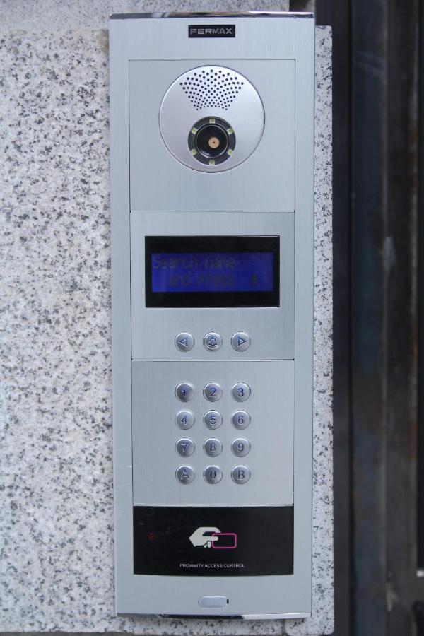 Parilament On Rustaveli 4 Rooms Tbilisi Esterno foto