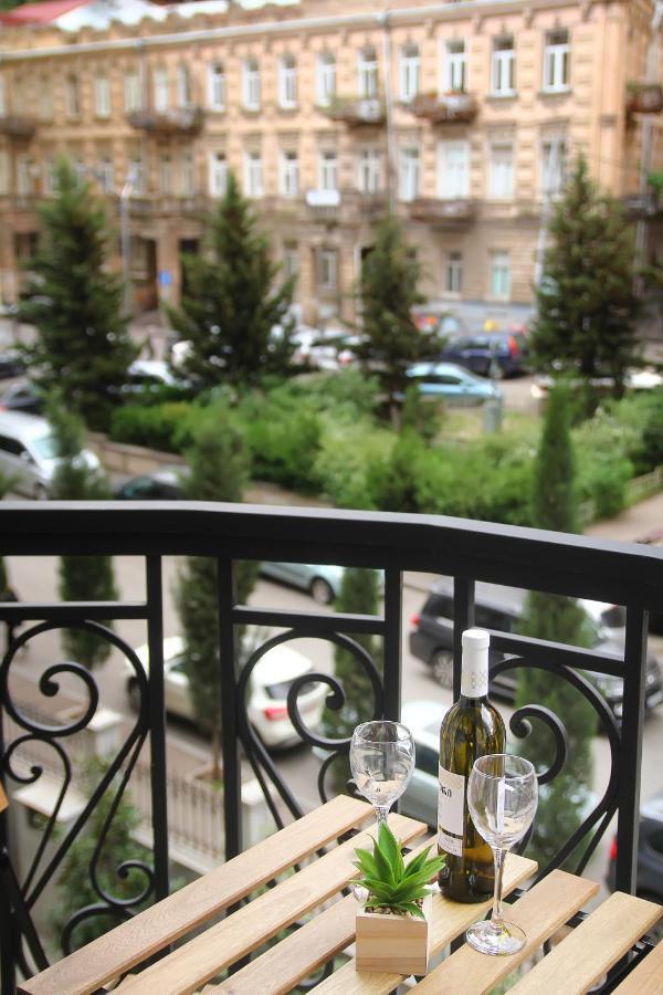 Parilament On Rustaveli 4 Rooms Tbilisi Esterno foto
