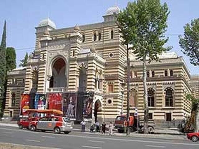 Parilament On Rustaveli 4 Rooms Tbilisi Esterno foto
